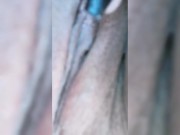 Caliente se masturba el coño hasta correrse!