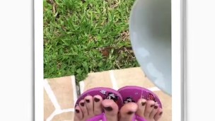 @tici_feet playing with my pink havaianas (preview)