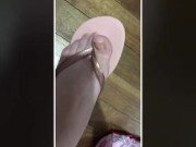 @tici_feet IG ticii_feet playing with my beautiful rose havaianas!