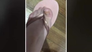 @tici_feet IG ticii_feet playing with my beautiful rose havaianas!