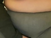 Пышка мастурбирует в лосинах. Влажная киска. Пышка в легинсах. Ирина Природа 2/16