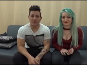 Saben cómo complacer a un tío. Trío Interracial!!