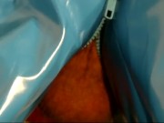 geiler Wolf Nussija in PVC pumpt seine riesige Ladung rein - geiler Orgasmus und Kontraktionen