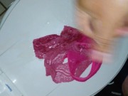 Me masturbo en el baño de la secretaria con su tanga