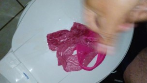 Me masturbo en el baño de la secretaria con su tanga