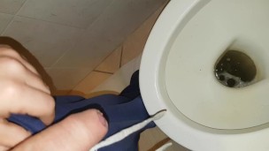 Piscio con il cazzo duro