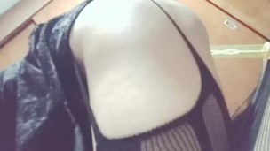 juguetona usa un dildo grande
