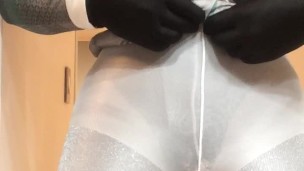 Julie (dedo do pé de camelo, meia-calça, masturbação, saia levantada, máscara feminina, salto alto, saia curta, loira)