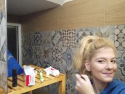 Sara Bell nel suo camerino mentre si prepara per un nuovo film con Capitano Eric 12/16