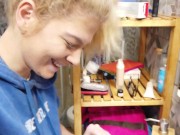 Sara Bell nel suo camerino mentre si prepara per un nuovo film con Capitano Eric 15/16