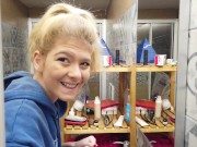 Sara Bell nel suo camerino mentre si prepara per un nuovo film con Capitano Eric 4/16