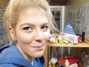 Sara Bell nel suo camerino mentre si prepara per un nuovo film con Capitano Eric 7/16