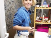 Sara Bell nel suo camerino mentre si prepara per un nuovo film con Capitano Eric 8/16