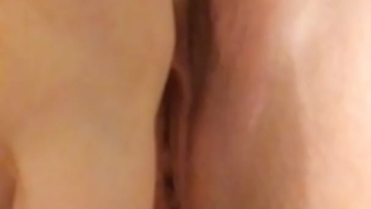 MILF masturbating with makeup brush - Free Sex Video - RedTube