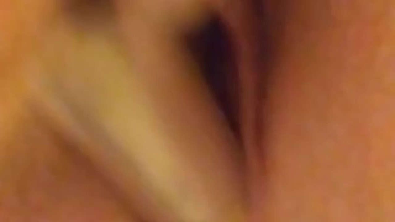 MILF masturbating with makeup brush - Free Sex Video - RedTube