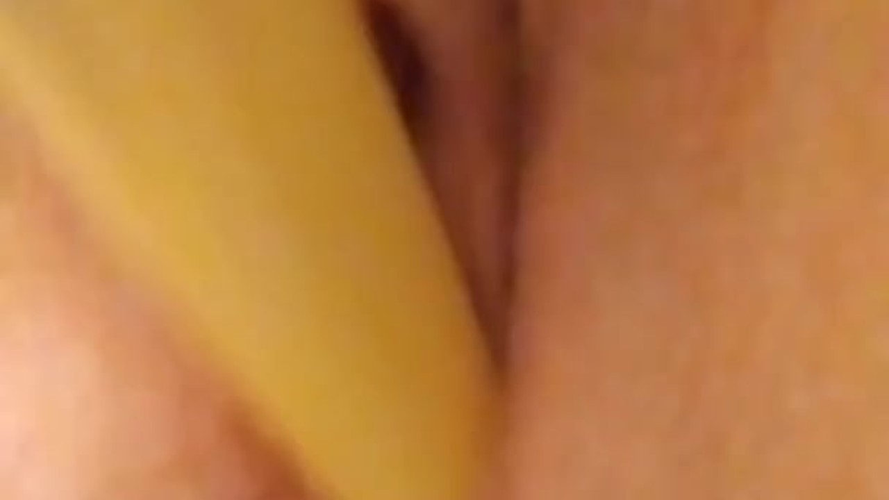 MILF masturbating with makeup brush - Free Sex Video - RedTube