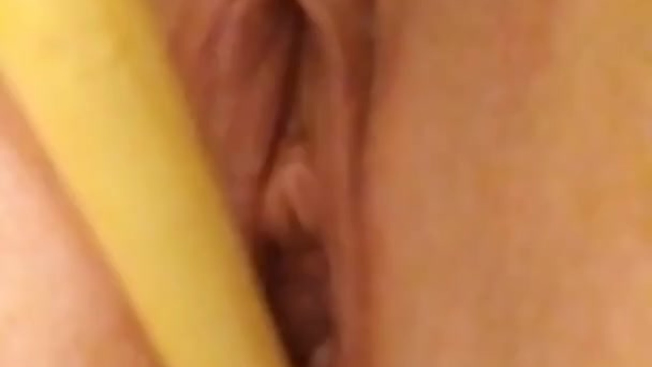 MILF masturbating with makeup brush - Free Sex Video - RedTube