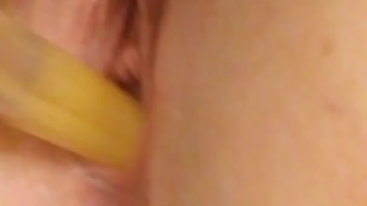 MILF masturbating with makeup brush - Free Sex Video - RedTube