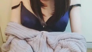 セーター着たオトコの娘がペニクリネットリシゴいてオナニー