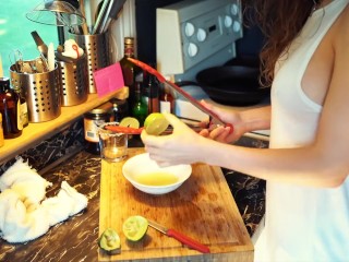 How to squeeze the juice out of a lemon, with Piper Blush
