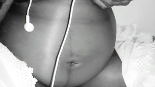 Беременная жена из Шри-Ланки развлекается онлайн