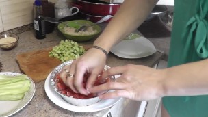 Голая мамочка Милф готовит морепродукты к Новому Году. Голая кулинария. Домашний нудизм Писька Попка