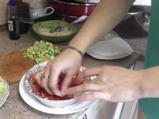 Голая мамочка Милф готовит морепродукты к Новому Году. Голая кулинария. Домашний нудизм Писька Попка