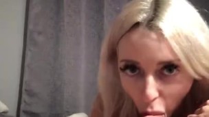 Loira de peitos enormes me dando um boquete incrível 