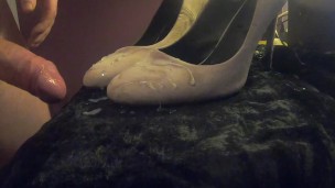 いくつかの裸のかかとにカミング