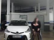 CONOZCO A UNA CHICA EXHIBICIONISTA, ME PROVOCA POR LA CALLE Y ACABAMOS FOLLANDO EN EL PARKING. 10/16
