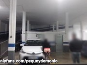 CONOZCO A UNA CHICA EXHIBICIONISTA, ME PROVOCA POR LA CALLE Y ACABAMOS FOLLANDO EN EL PARKING. 16/16