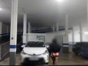 CONOZCO A UNA CHICA EXHIBICIONISTA, ME PROVOCA POR LA CALLE Y ACABAMOS FOLLANDO EN EL PARKING. 8/16