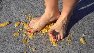 Crush Fetish Food 踩踏食物 CHIPS with my FEET ASMR