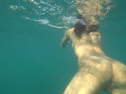 Nude model swims on a public beach in Russia 14/16