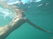 Nude model swims on a public beach in Russia 15/16