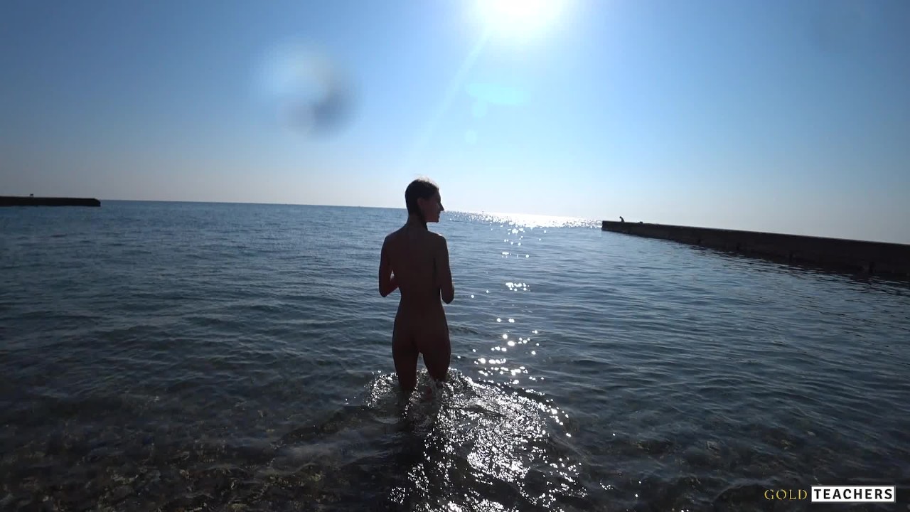Nude model swims on a public beach in Russia - RedTube