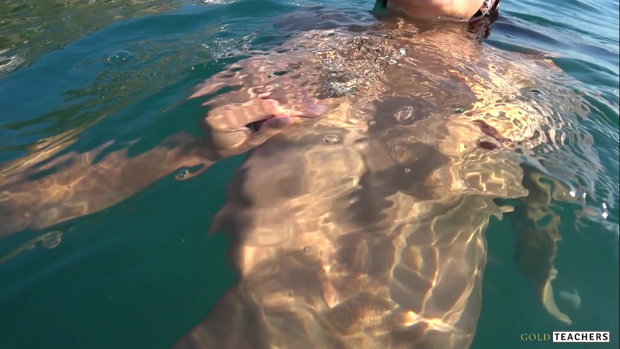 Nude model swims on a public beach in Russia - RedTube