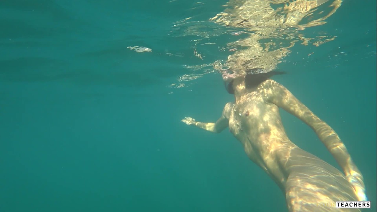 Nude model swims on a public beach in Russia - RedTube
