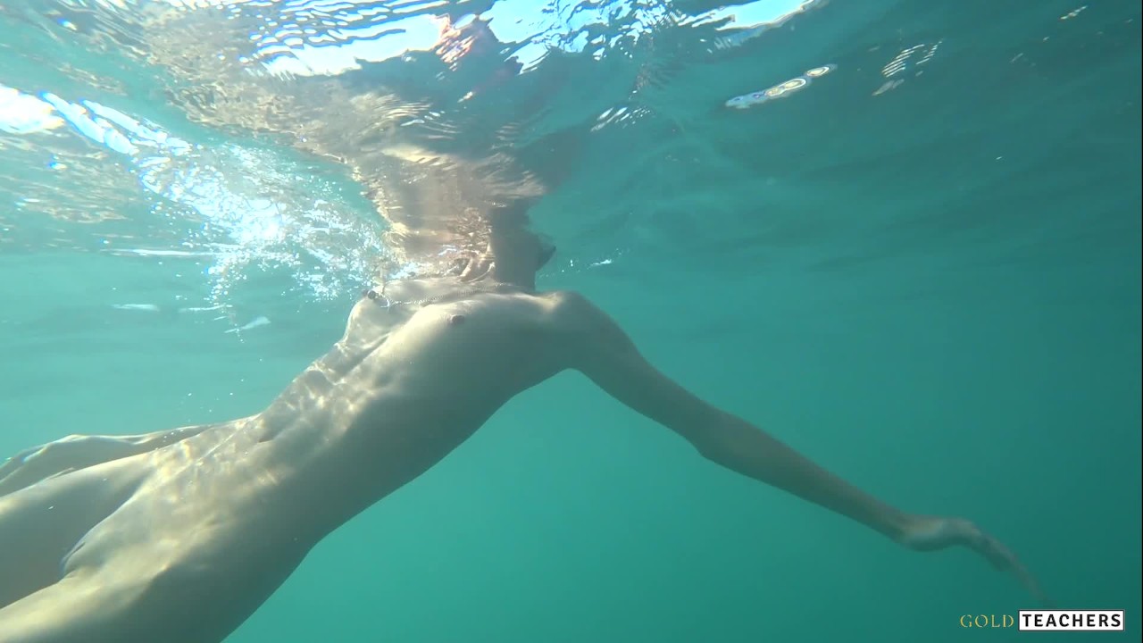 Nude model swims on a public beach in Russia - RedTube