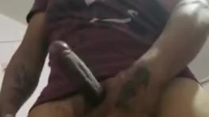 Hombre musculoso se mastutba