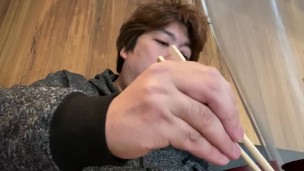 定食を食べる様子を撮影しました。