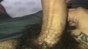 Punheta gostosa de homem tatuado e peludo, masturbacao