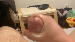 Tristan alleine am Wichsen und Abspritzen er war so geil darauf ran genommen zu werden. 