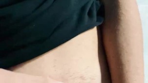 Ragazzo si masturba da solo in bagno prima della doccia e viene in mano