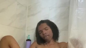 sydney em um banho quente brincando com seu pau 