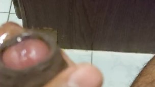 Masturbandome en el baño 