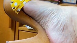Kiara’s heels Dangling 