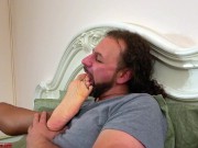 Ebony Girl Sottomette Ragazzo Bianco e Lui Annusa e Lecca i Suoi Piedi Nudi Dialoghi Italiano FemDom 9/16