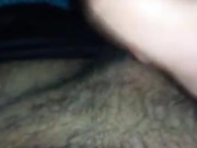 Un tizio arrapato si masturba finché non viene