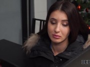 DEBT4k. Elegante Miss mit perfekten Formen fickt für ihr neues Auto 6/16